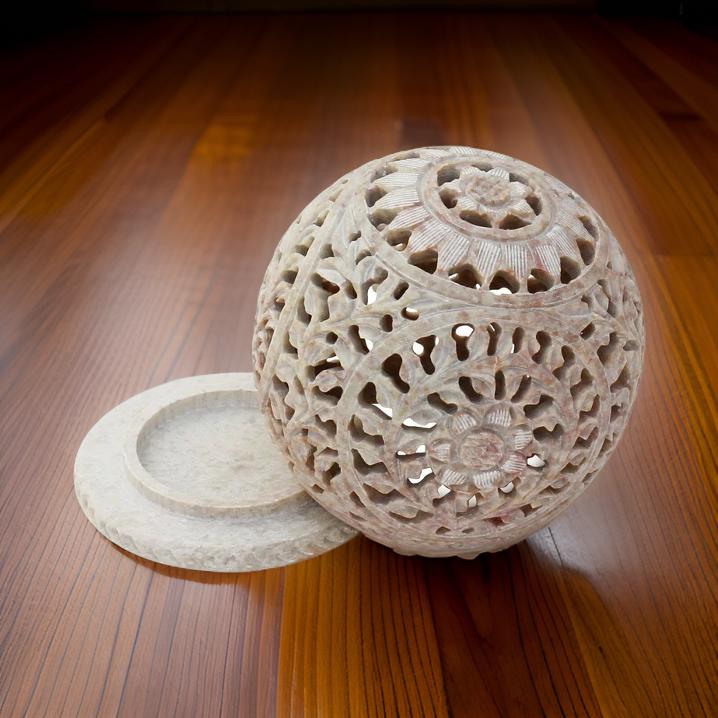 Exquisite Sandsteinlampe | Handgefertigtes Gitterdesign