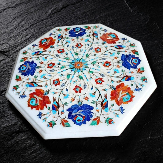 Elegante Tischplatte aus reinem Makrana-Marmor mit aufwendiger floraler Intarsie | Zeitlose Handwerkskunst